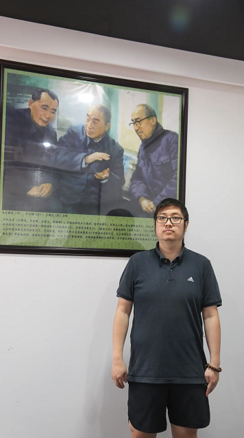胡导的会议室上方悬挂着中国动画创始人“万氏兄弟”的照片和介绍