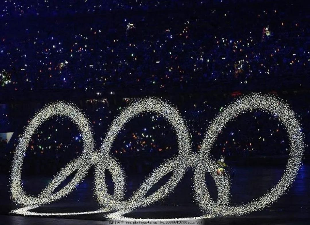 北京奥运会开幕式五环汇聚 